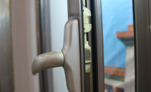 大家在選擇定制鋁材生產廠家這時候應該考慮什么問題